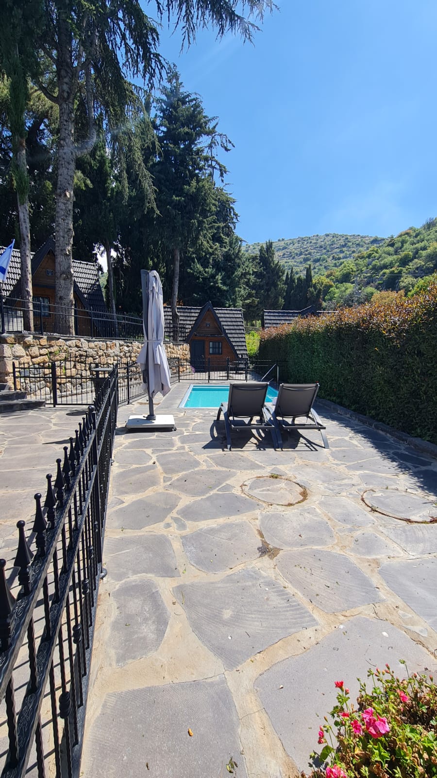 בקתת דלקס עם בריכה ומרפסת (3)