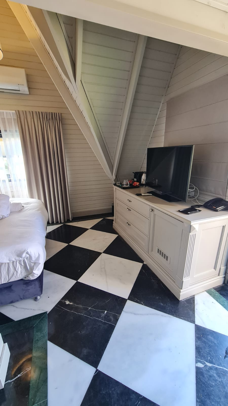 בקתת דלקס עם בריכה ומרפסת (7)