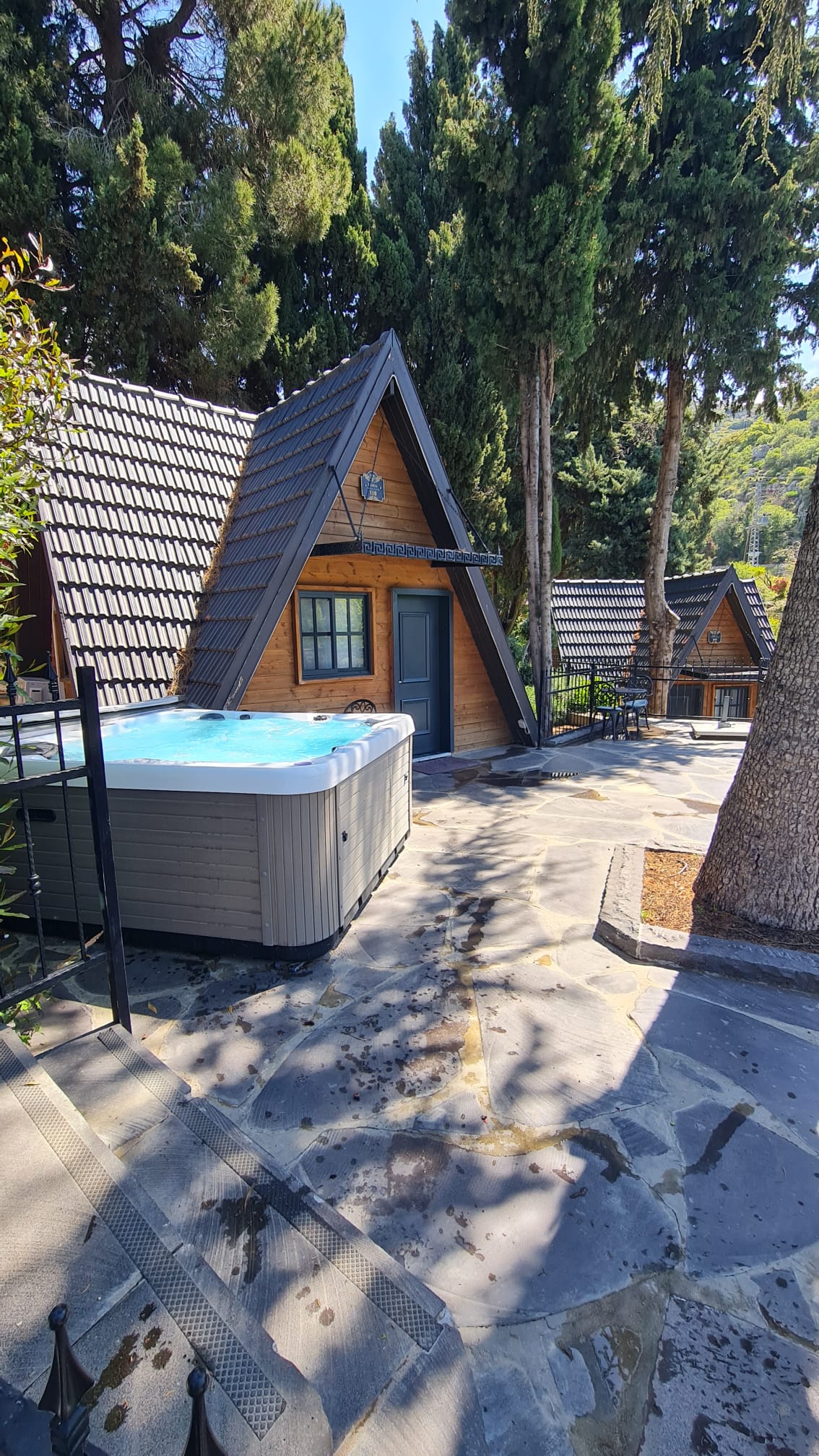 בקתת דלקס עם גקוזי ומרפסת (2)