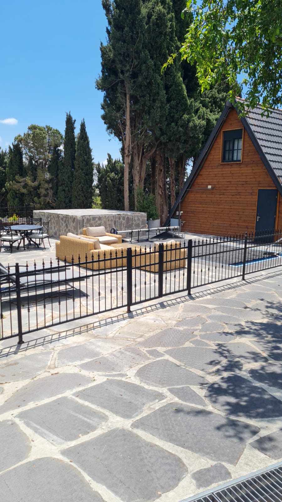 דלקס דופלקס משפחתי עם בריכה ומרפסת