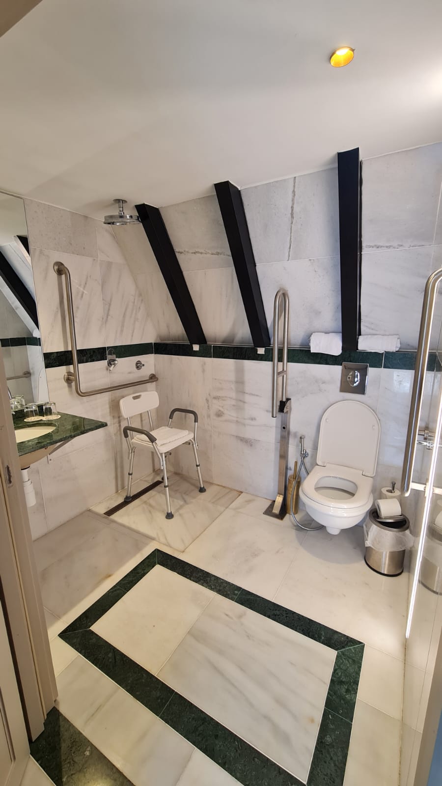 דלקס משפחתי חדר מונגש